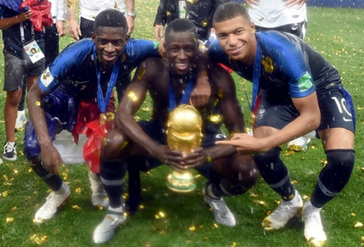 Benjamin Mendy bán đấu giá cúp vô địch World Cup vì vỡ nợ