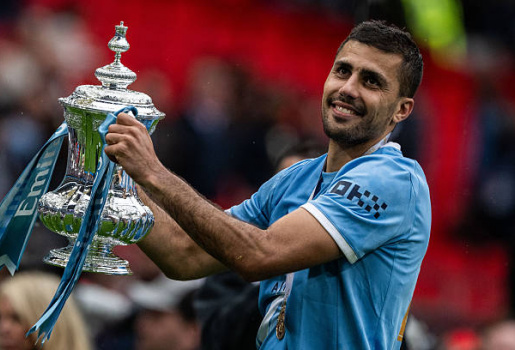 Man City chờ Barca để ép giá Real Madrid vụ Rodri