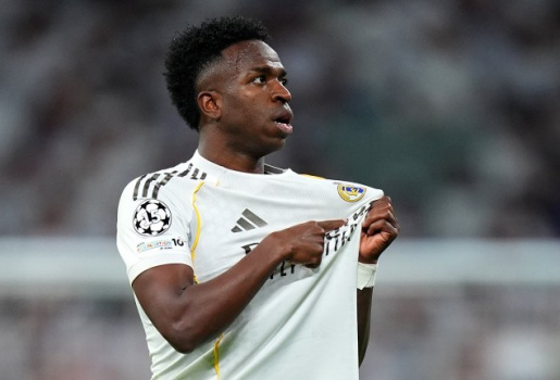 Carragher hoài nghi tin đồn Vinicius đến Arsenal