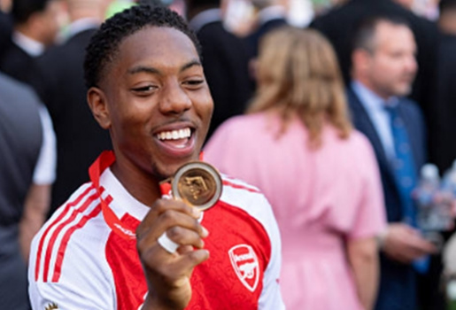Arsenal giữ chân Lewis-Skelly trước sự chèo kéo của MU