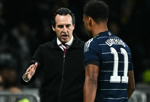 Unai Emery đáp trả ẩn ý về sự vắng mặt của Ollie Watkins