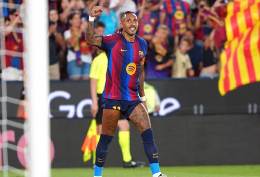 Flick khẳng định Raphinha là số 9 hoàn hảo của Barcelona