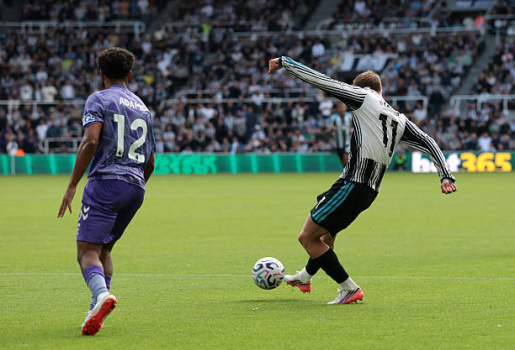 Bị dẫn 2 bàn, Newcastle giật lại 1 điểm từ Bournemouth