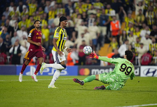 Roma đánh rơi chiến thắng trên sân của Fenerbahce