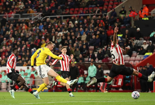 Trafford rực sáng, Leeds vất vả chia điểm Sunderland
