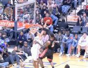 Video NBA: Dùng đầu cản phá pha úp rổ của LeBron James