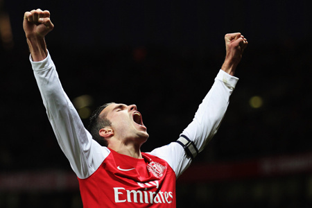Van Persie vượt qua kỷ lục ghi bàn của Henry