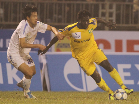 Sông Lam Nghệ An hòa thất vọng, Hoàng Anh Gia Lai tạm dẫn đầu