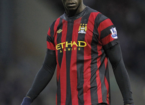 Cậu bé hư sẽ không rời Man City bất chấp nhiều ông lớn mời gọi