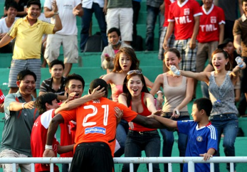 'Chân dài' bốc lửa ở Super League