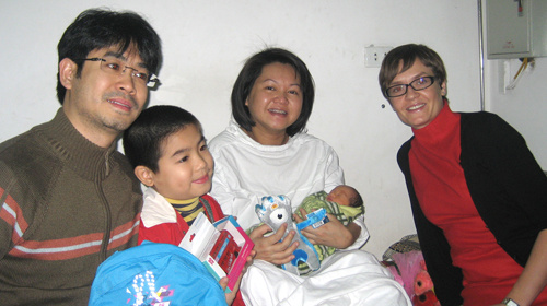 Tặng linh vật Olympic 2012 cho bé sơ sinh đầu tiên của năm