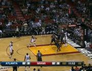 Video NBA: 4 người cũng không thể chặn được cú úp rổ của Chris Bosh