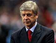 Video: HLV Wenger giận đến mức không thể xỏ tay vào túi áo