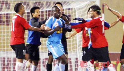 Timothy và Hoàng Vissai bị treo giò 2 trận, phạt 10 triệu đồng