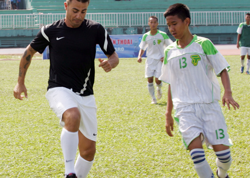 Chùm ảnh: Cannavaro trổ tài trên sân Thống Nhất