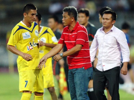Bóng đá Việt: Tiền không mua được bản lĩnh