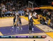 Video NBA: Trong góc rất hẹp, Kobe Bryant vẫn thực hiện pha úp rỗ thành công