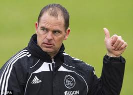 Video: HLV Frank De Boer biểu diễn kĩ thuật trong buổi tập cùng Ajax