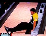 Video Bowling: Chuyên nghiệp thì cũng mắc lỗi như ai