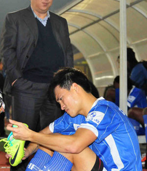 Bầu Kiên lo “đấu” nên “quên” đội bóng?