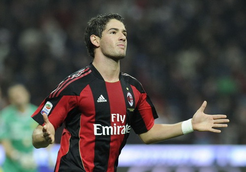 AC Milan liên tục bị những gã nhà giàu nhòm ngó: Hết Pato đến Seedorf