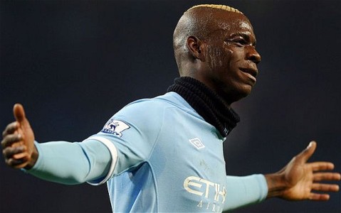 Ngẫu hứng, Balotelli vào trường học đi tiểu và thăm quan