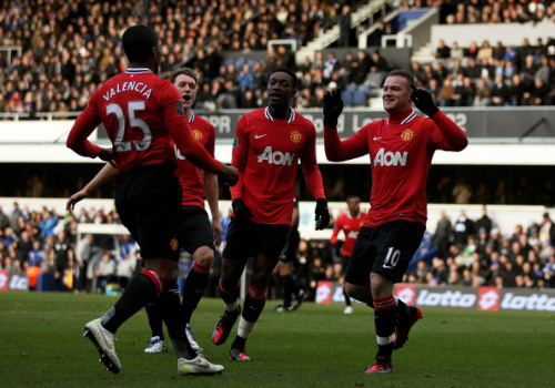 Ngoại hạng Anh bắt đầu cuộc đua tam mã