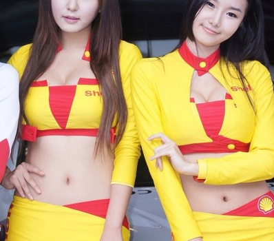 Những cô nàng xinh đẹp đốt cháy đường đua Hàn