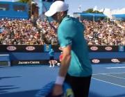 Video Australian Open 2012: Isner tức giận đập gãy vợt