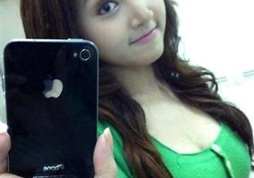 Nóng với hotgirl Việt tự sướng khoe ngực bằng iPhone