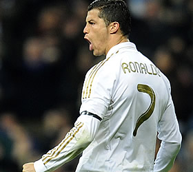Video: Cristiano Ronaldo cố tình đóng kịch để tránh thẻ vàng