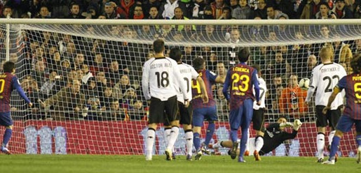 Leo Messi yếu trên chấm phạt đền