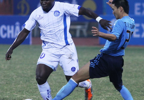 “Kép chính” ở đội bóng của bầu Kiên: Công Vinh hay Timothy?