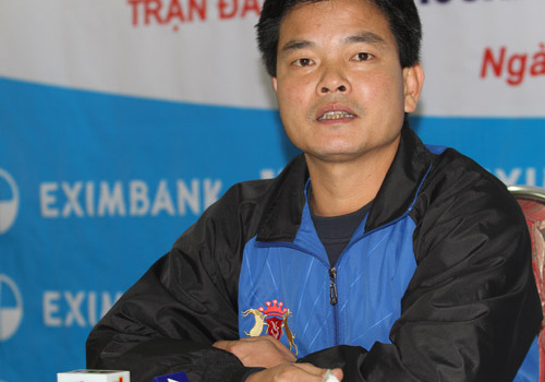 HLV Văn Sỹ: ‘Cầu thủ hãy biết giữ cho nhau đôi chân’