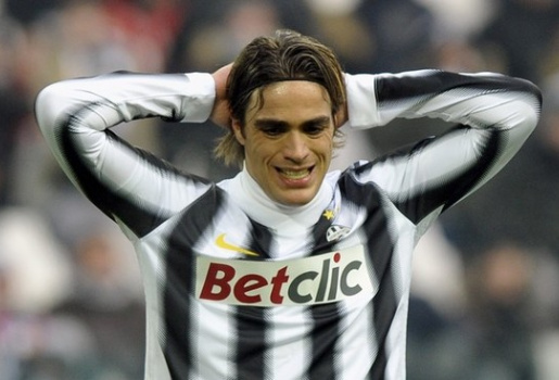 Juventus bò trên đỉnh: Một Juve nhỏ bé