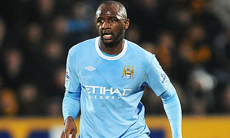 Cựu sao Arsenal tố cáo trọng tài muốn hại Man City