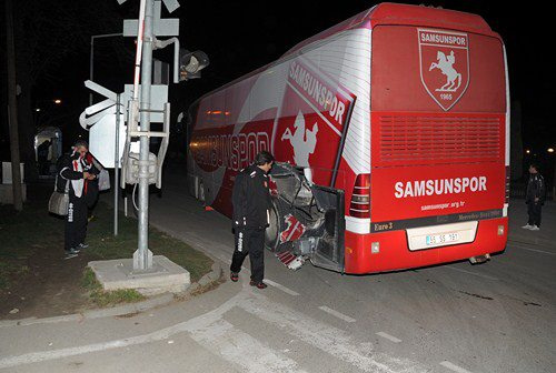 Tàu hỏa đâm vào xe bus chở cầu thủ