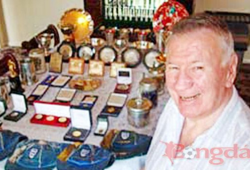 Cựu sao Liverpool thanh lý chiến lợi phẩm