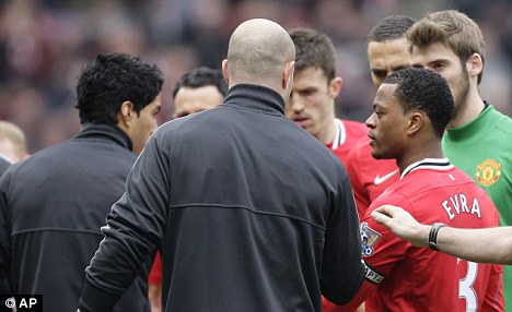 Sir Alex chửi Suarez là “nỗi nhục”, Dalglish vẫn bênh học trò