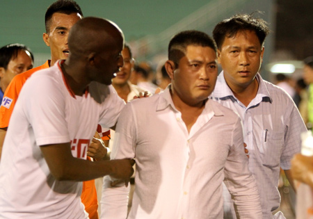 Sài Gòn FC thắng, “bầu” Thụy vẫn phản ứng trọng tài