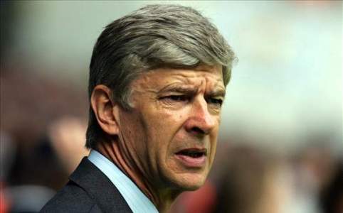 HLV Wenger ngại chất lượng mặt sân San Siro