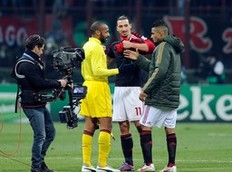 Video: Henry và Ibrahimovic thân mật sau trận AC Milan 4 - 0 Arsenal