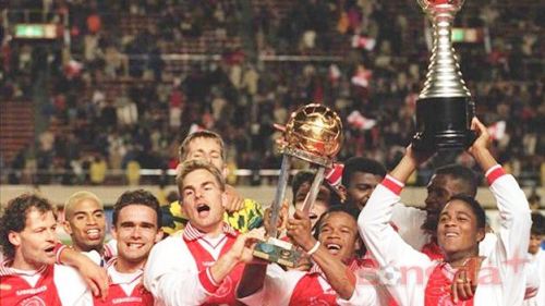 Vì sao gã khổng lồ Ajax gục ngã?