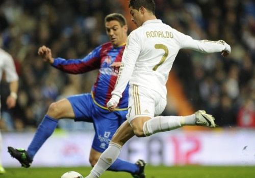 Top 10 kiệt tác từ những cú sút 'cầu vồng'