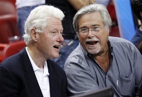 Cựu Tổng thống Bill Clinton làm khán giả trong trận đấu giữa Miami Heat và Orlando Magic