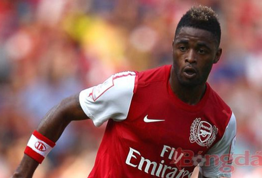Alex Song rơi vào tầm ngắm của PSG và Barcelona