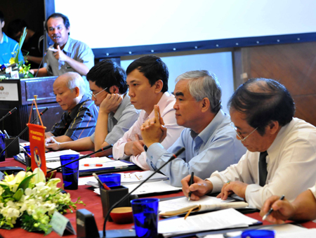 VFF trên đe, dưới búa