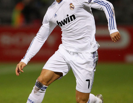 Chờ Ronaldo biến Messi thành... hạng hai