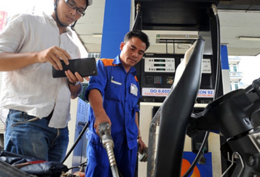 Giảm thuế nhập khẩu để điều chỉnh giá xăng