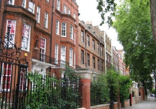 Vì mĩ nhân, chủ tịch Chelsea làm mất lòng hàng xóm